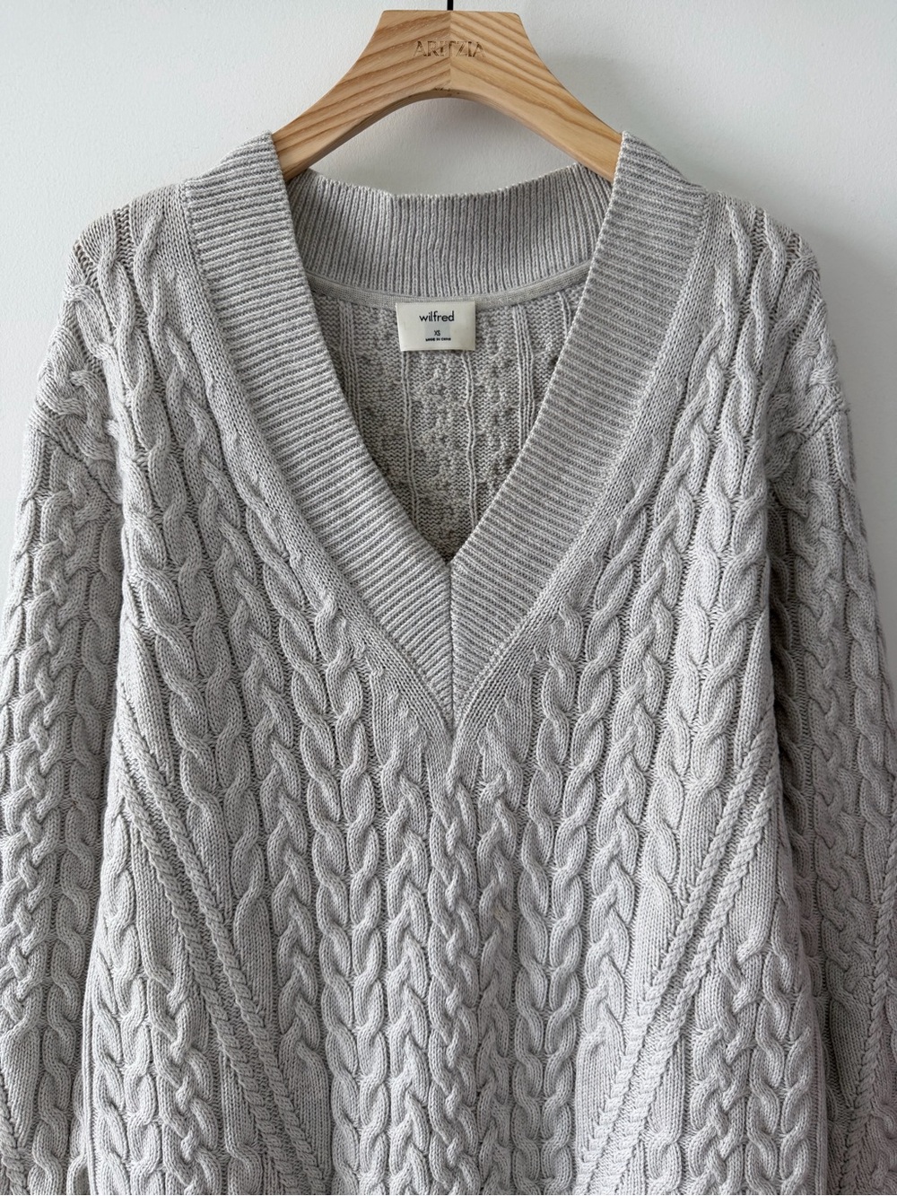 Wilfred Aritzia 100% Merino Wool Cable Knit Sweater Gray Oversized V-Neck XS - Picture 4 of 9